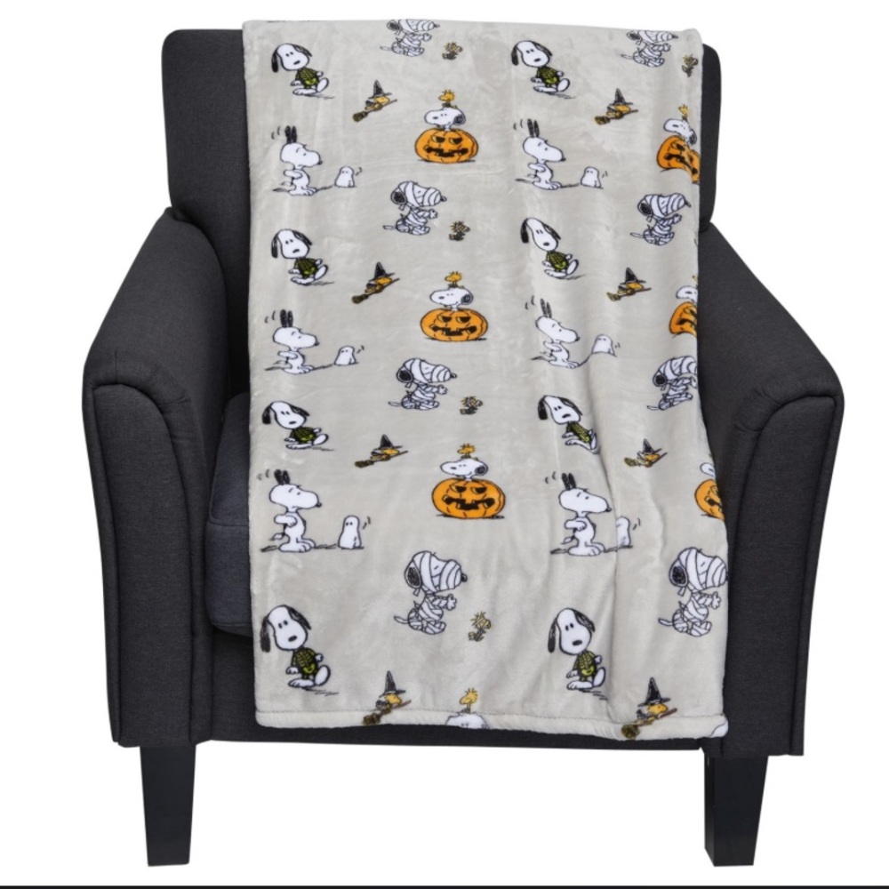 Peanuts Halloween mummy blanket 50x70 inches